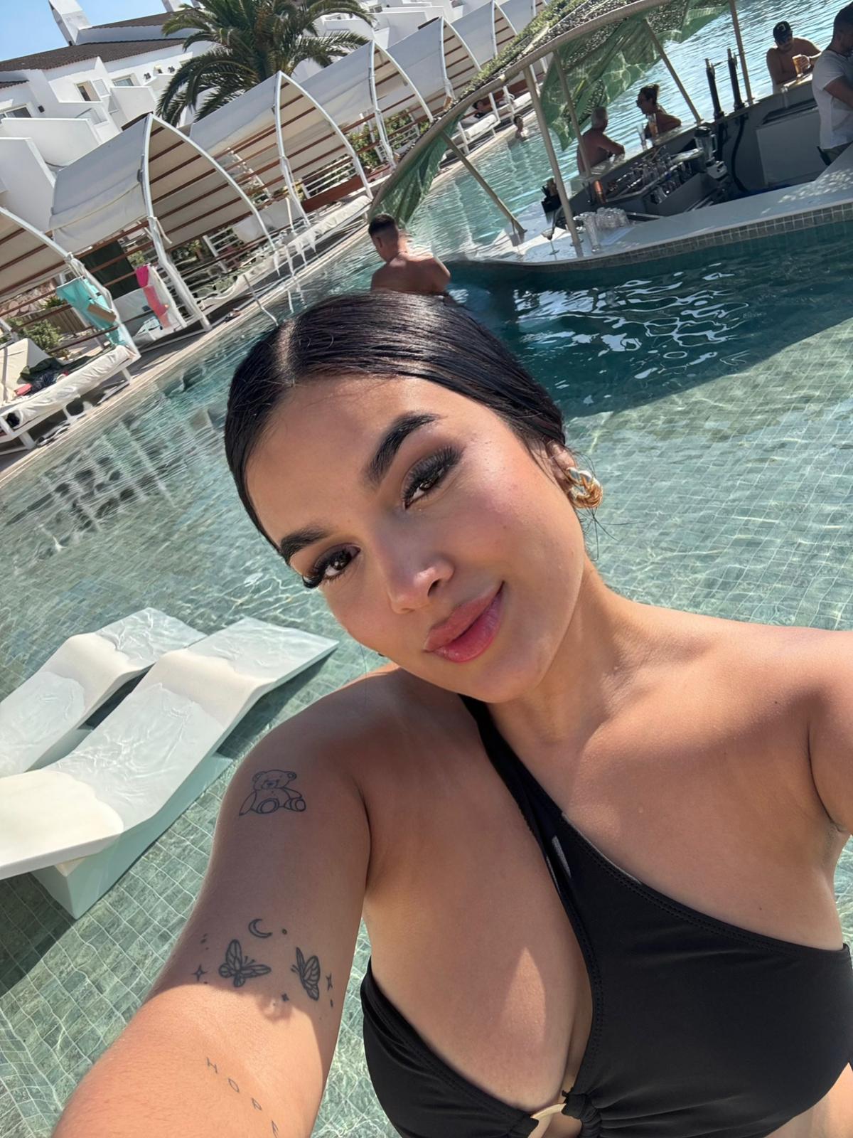 647982133 | SOFIA | Chica