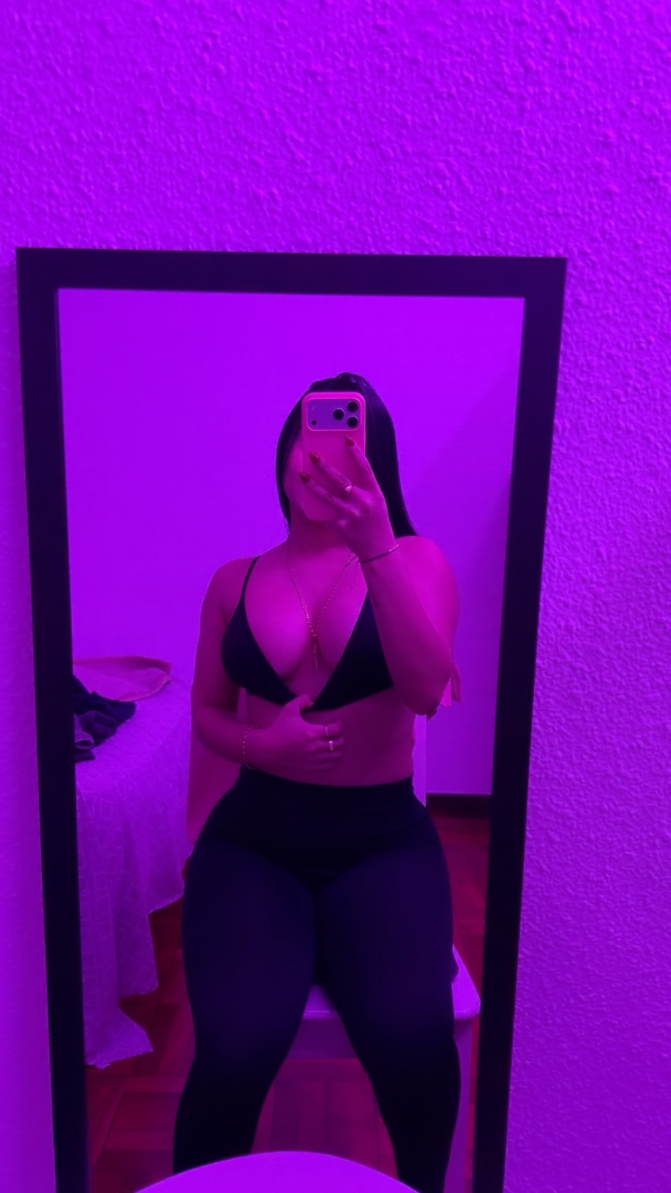 613399940 | KARINA | Chica