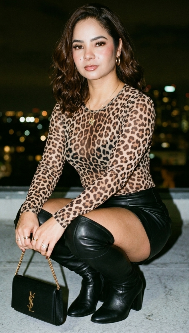 614373819 | YSIS | Chica