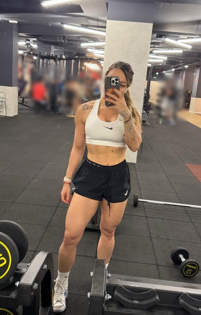 647945877 | KAREN | Chica