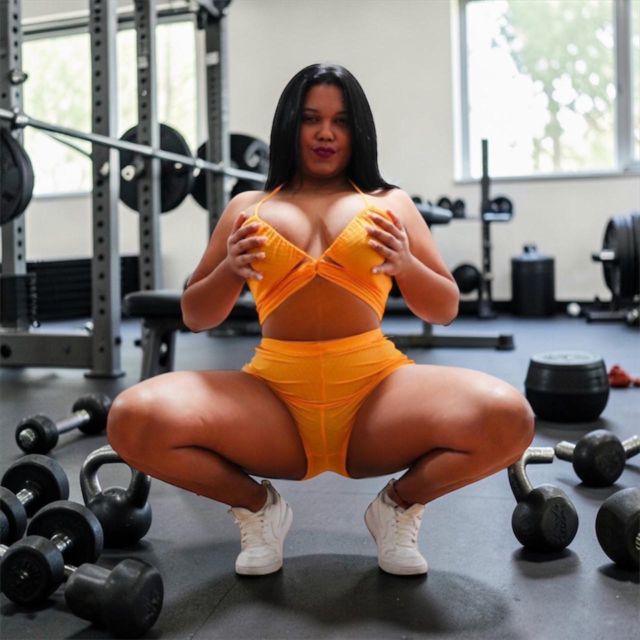670345629 | CAROLINA | Chica