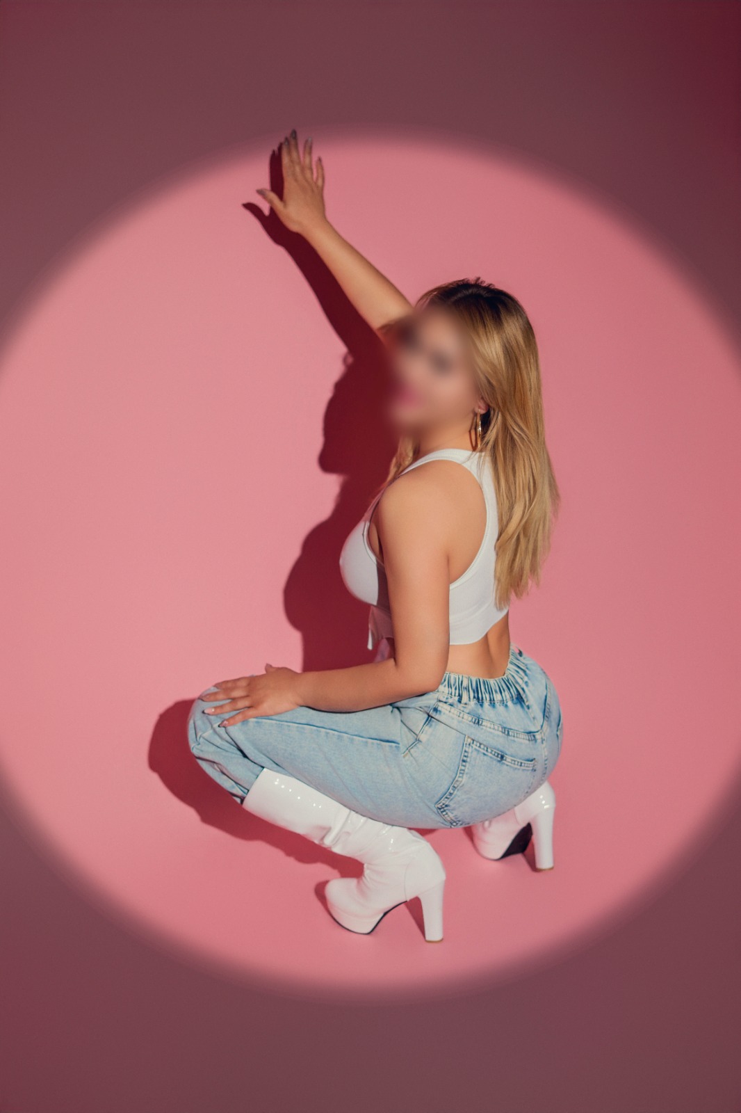 679637913 | NOE | Chica