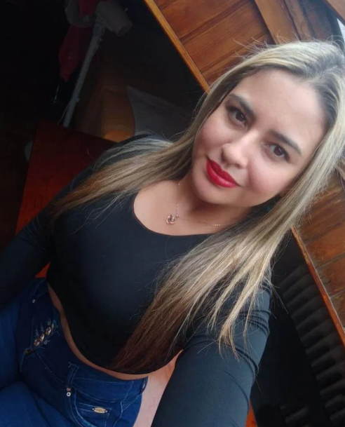 613436737 | ALEXIA | Chica