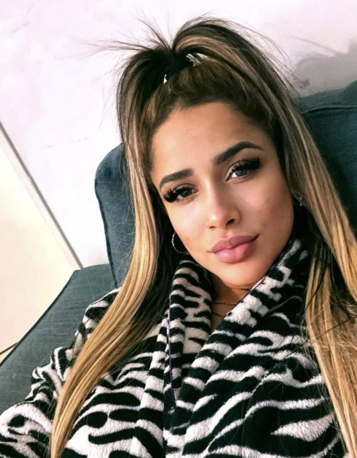 668541775 | MIA | Chica