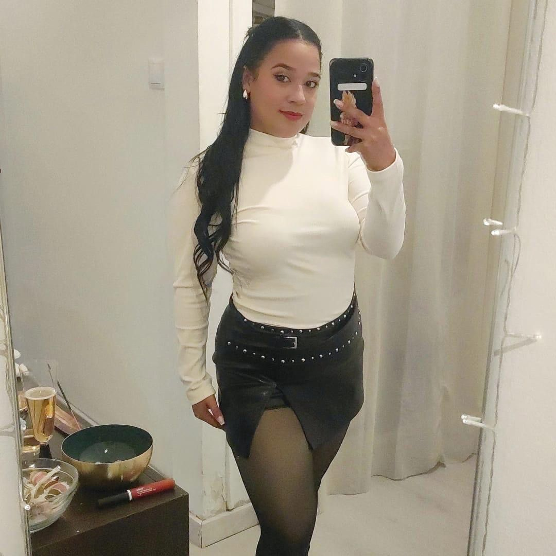 686213700 | SCARLET | Chica