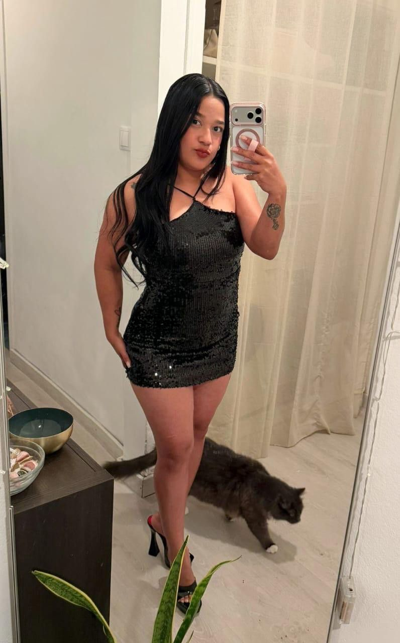 686213700 | SCARLET | Chica