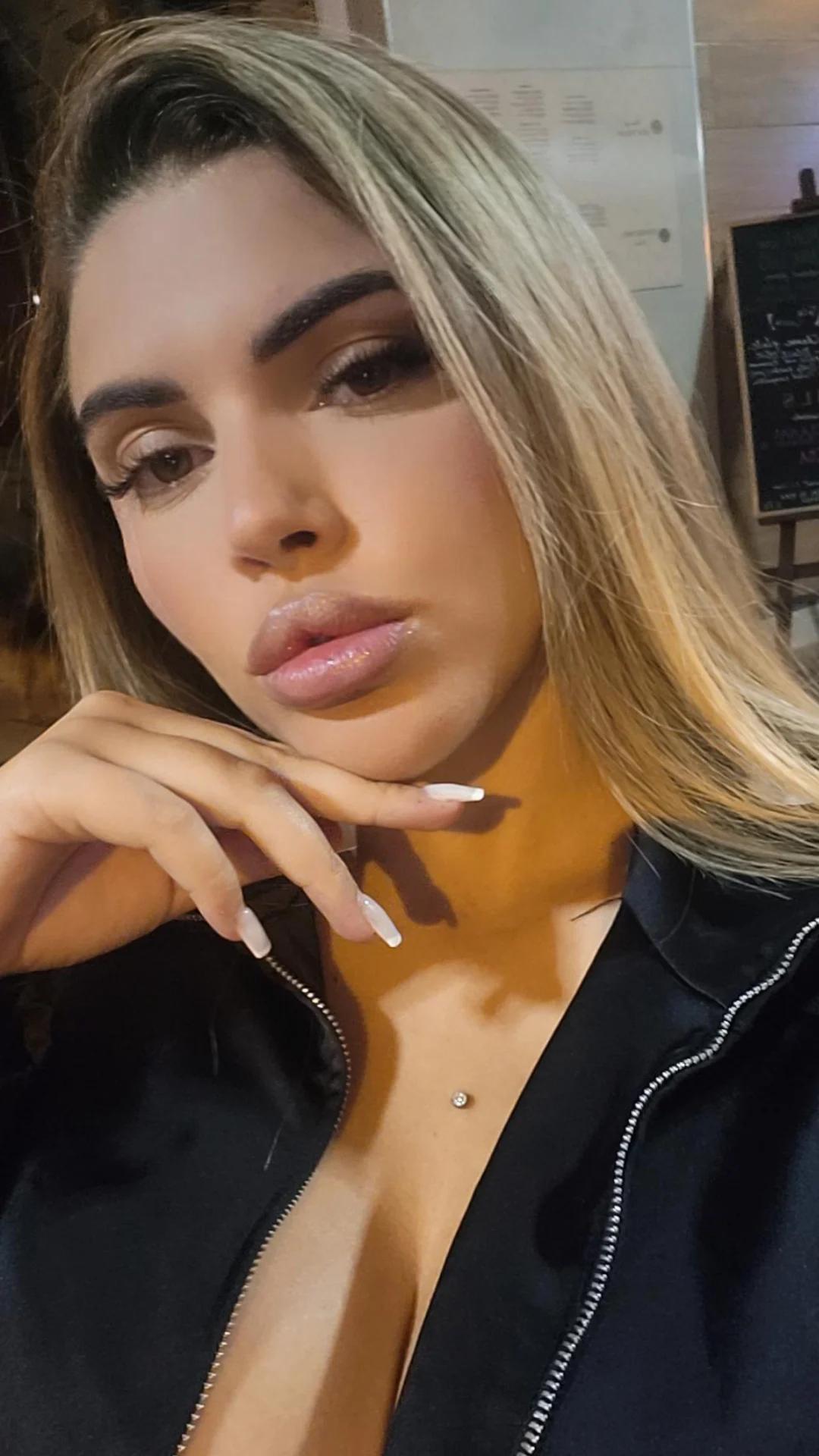 632482037 | ZOE | Chica