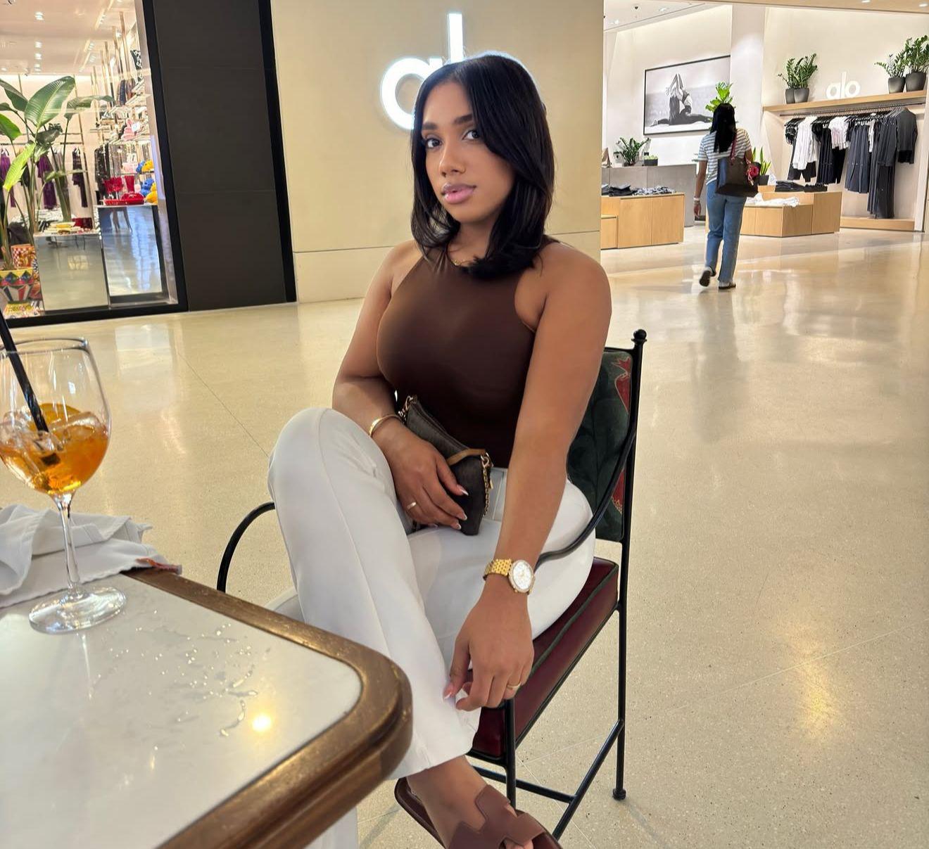 695774907 | KAREN | Chica