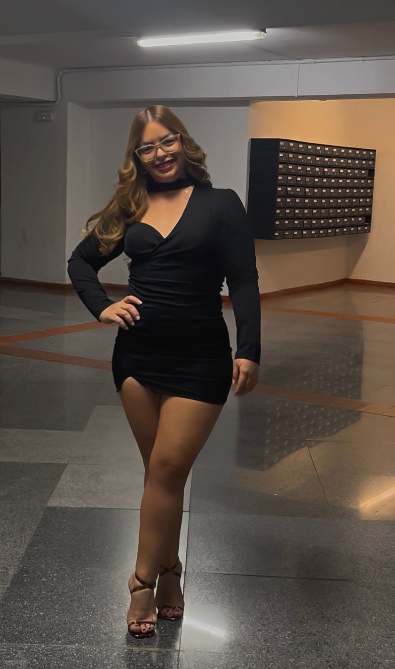 647297745 | VICKY | Chica