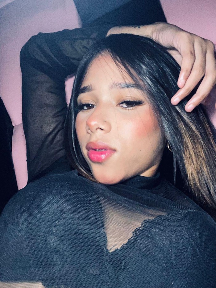 604357390 | KLOE | Chica