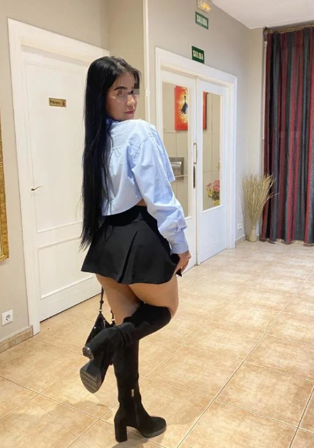 677701716 | MIA | Chica