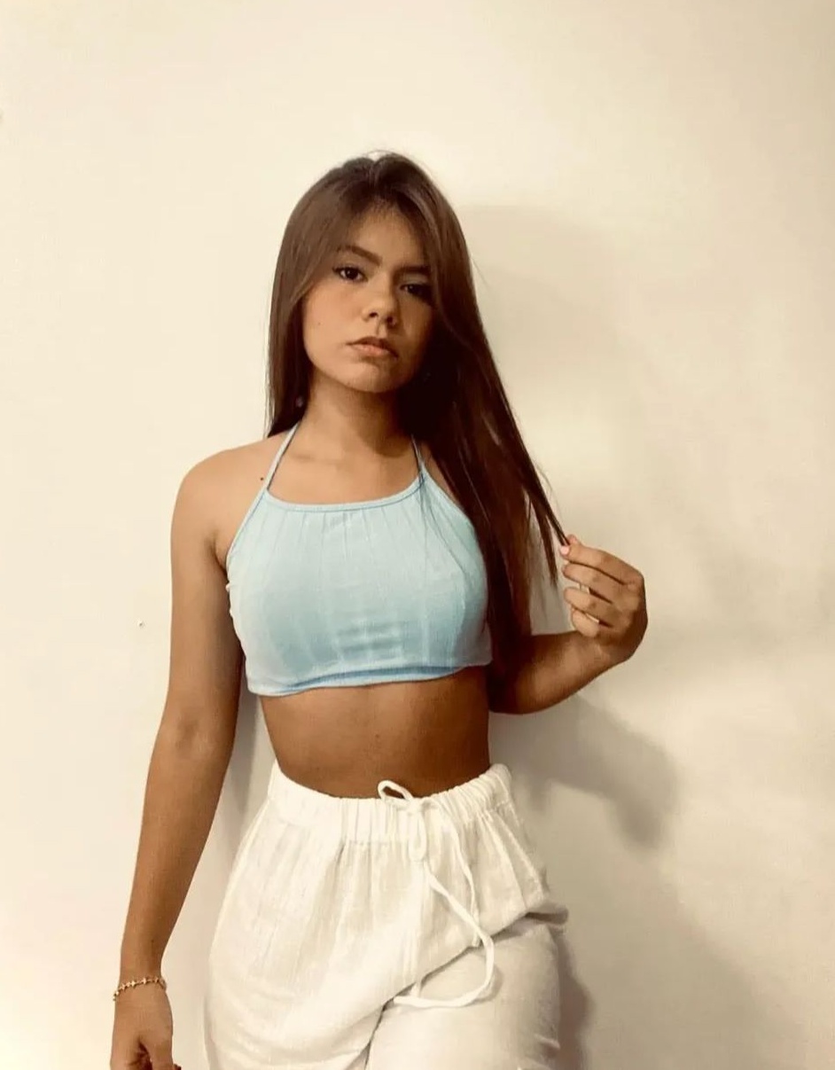 678945336 | CLOE | Chica