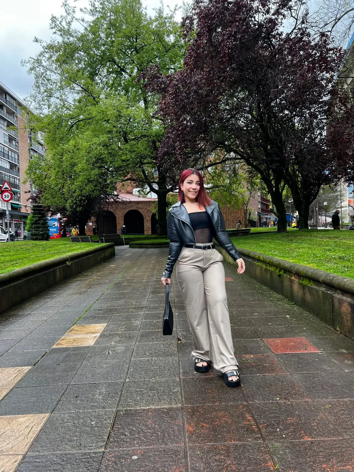 612215077 | CHENOA | Chica