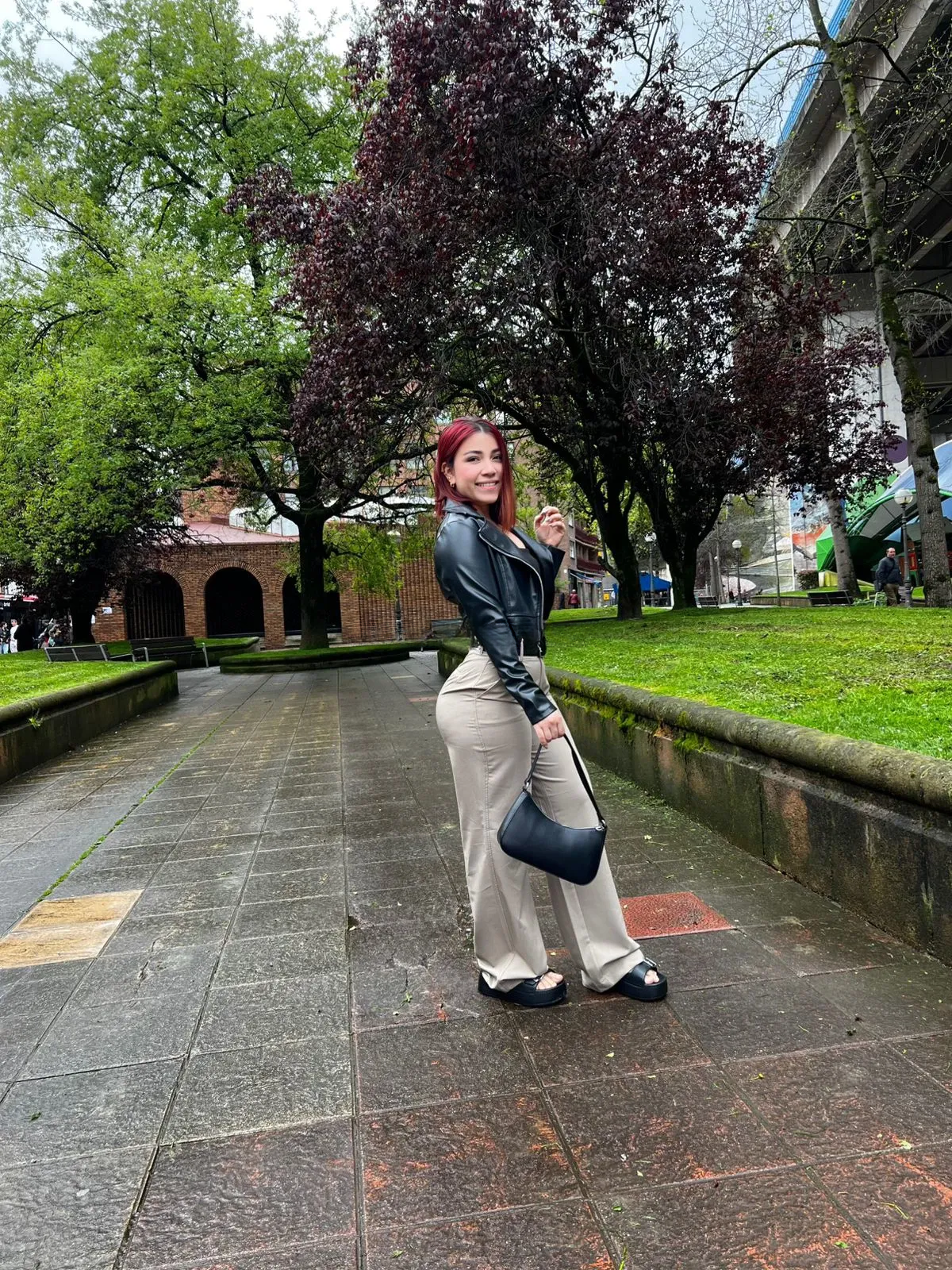 612215077 | CHENOA | Chica