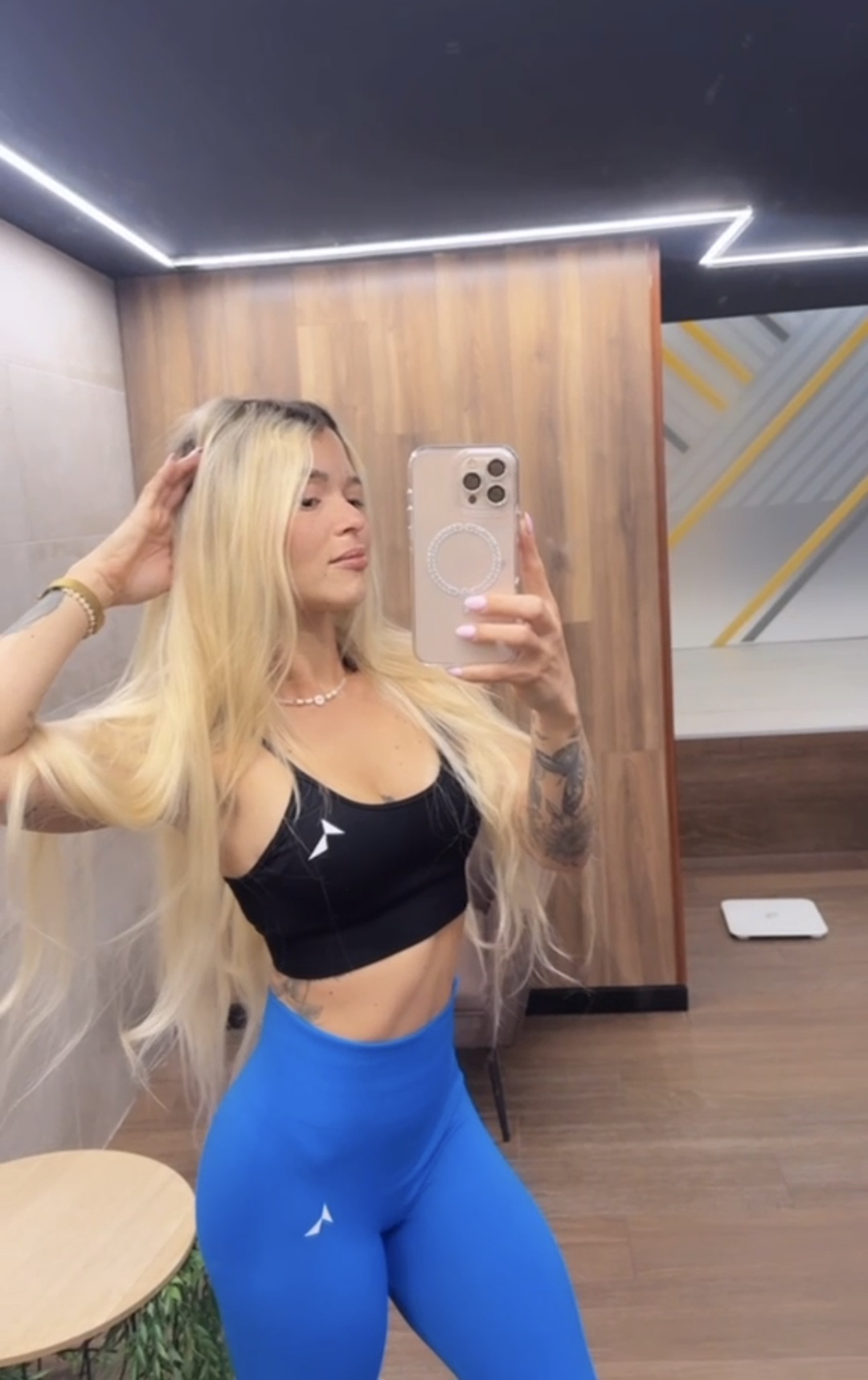 604240778 | SHAKIRA | Chica