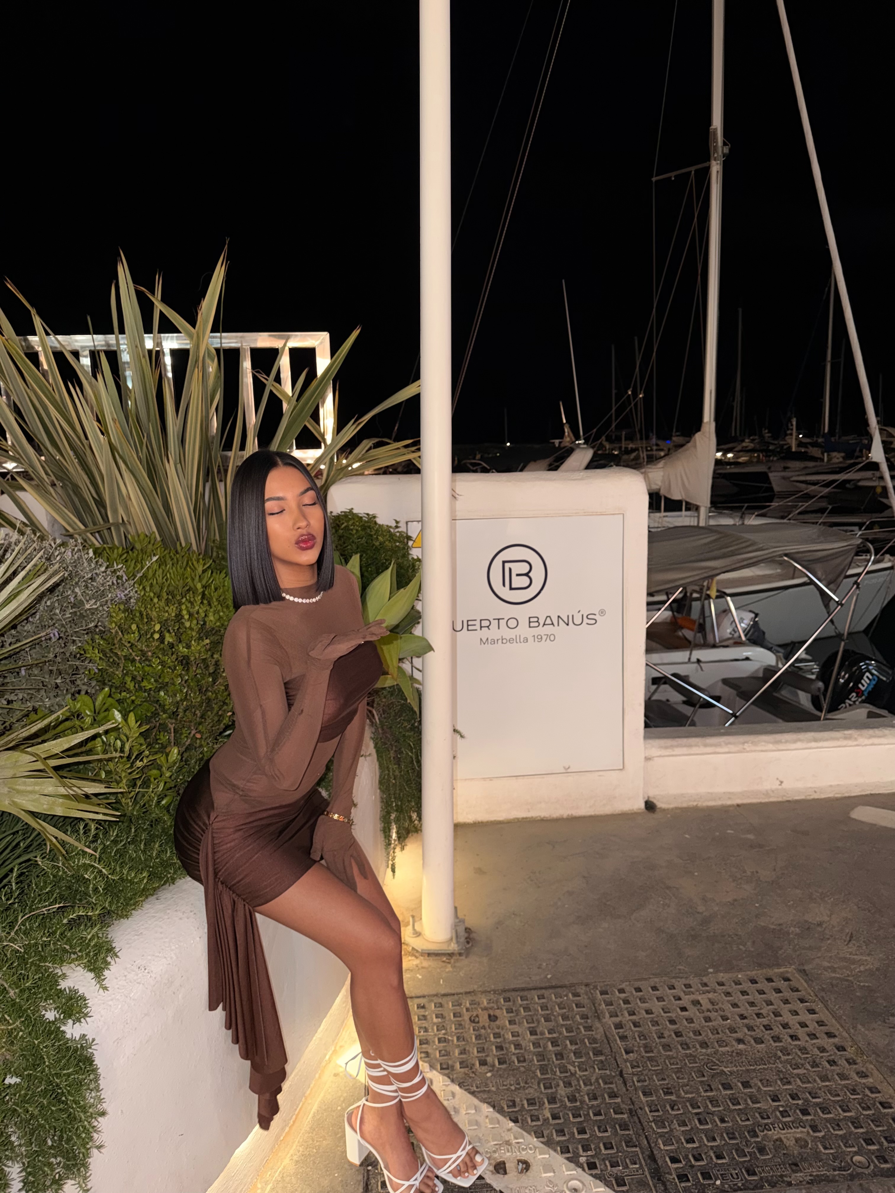 641562931 | CHLOEE | Chica