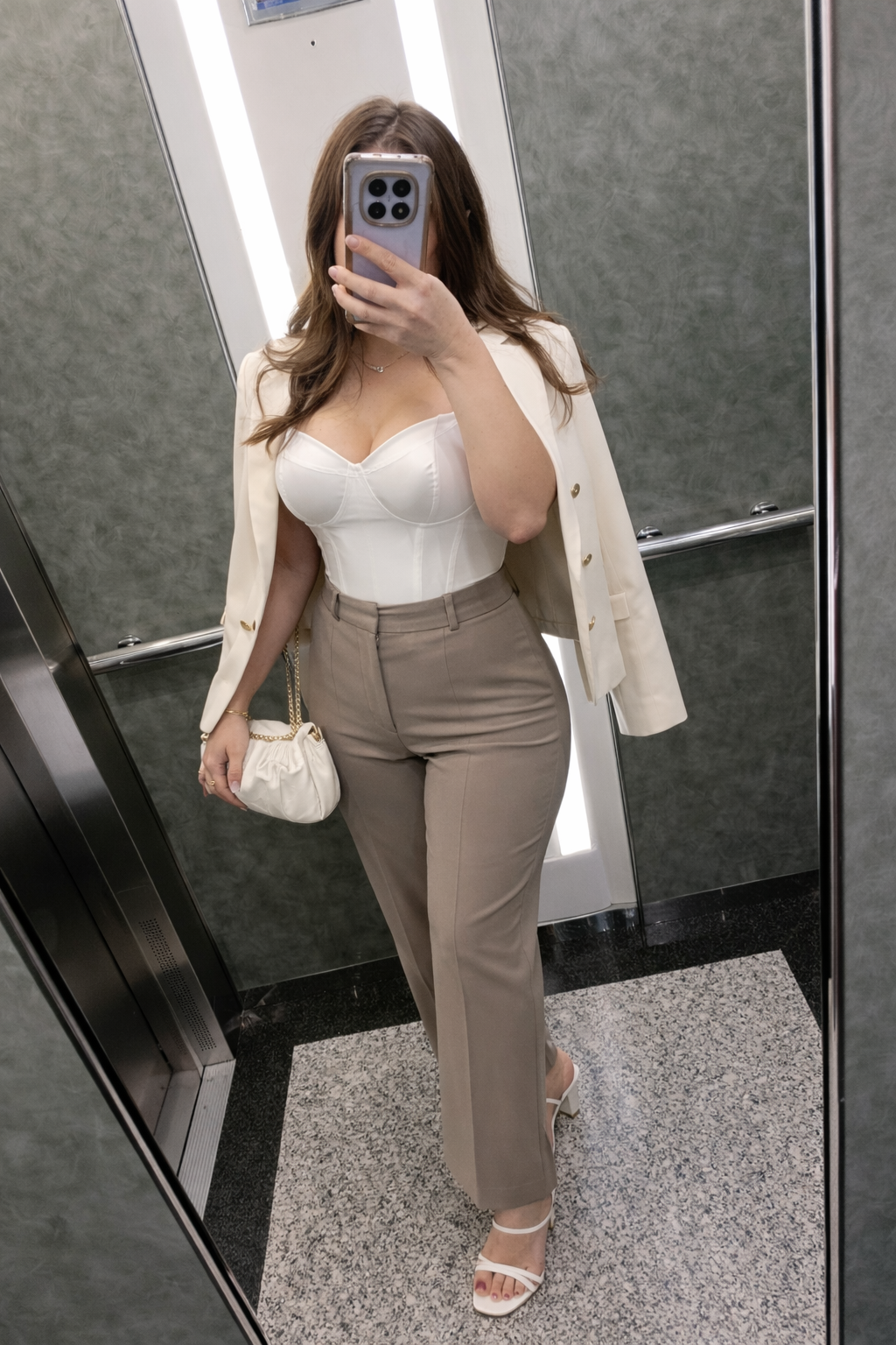 633066054 | ANE | Chica