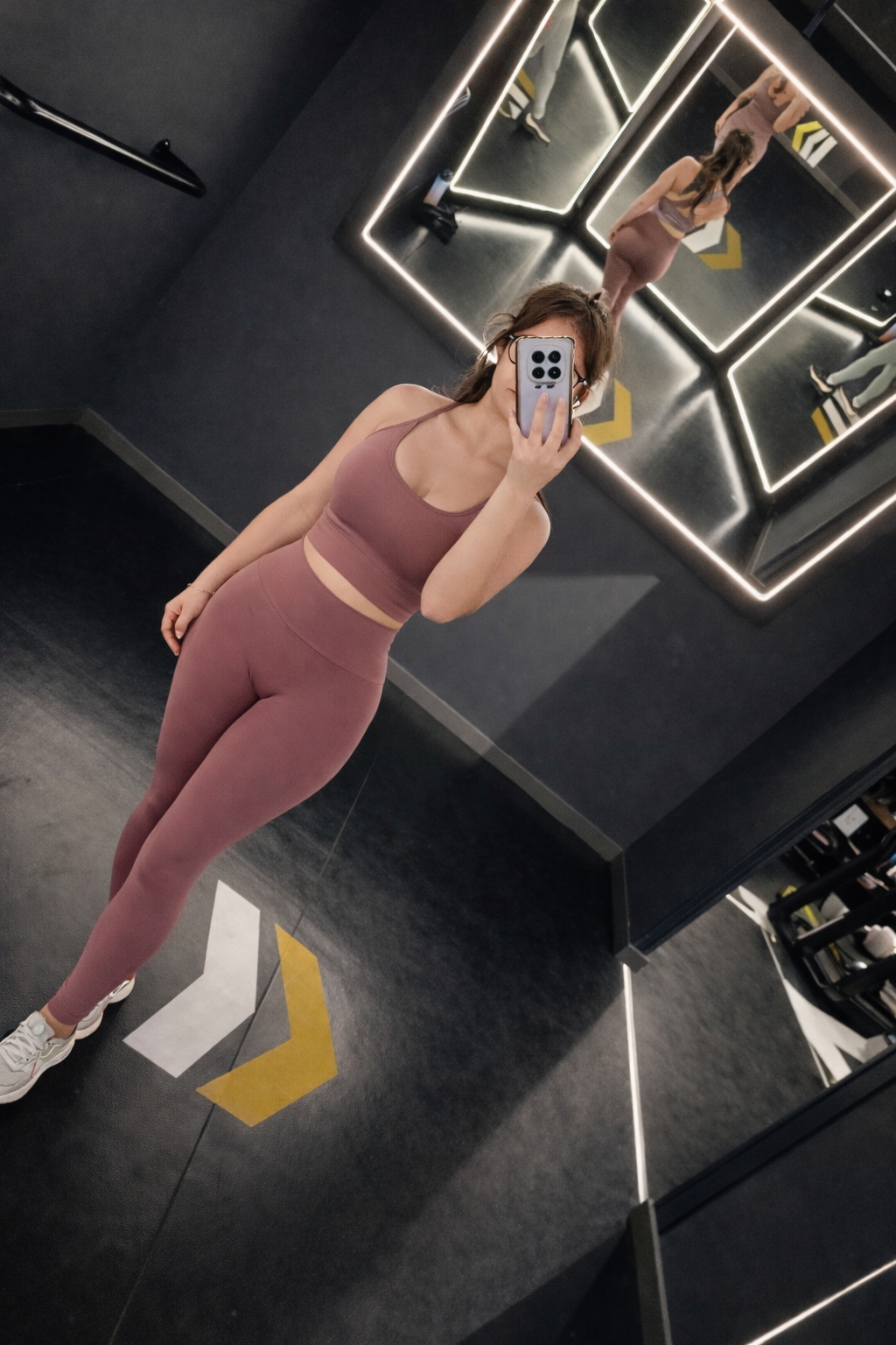 633066054 | ANE | Chica