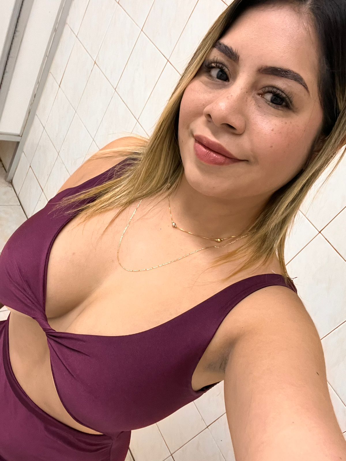 607379248 | DESIRE | Chica