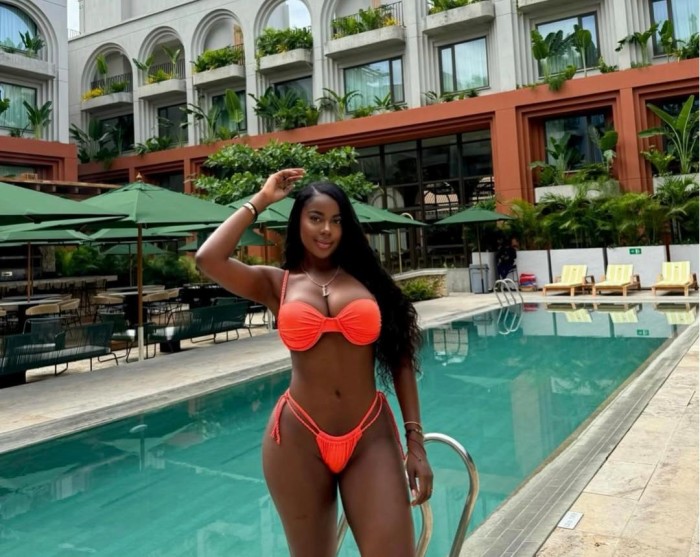 645259007 | NICOL | Chica