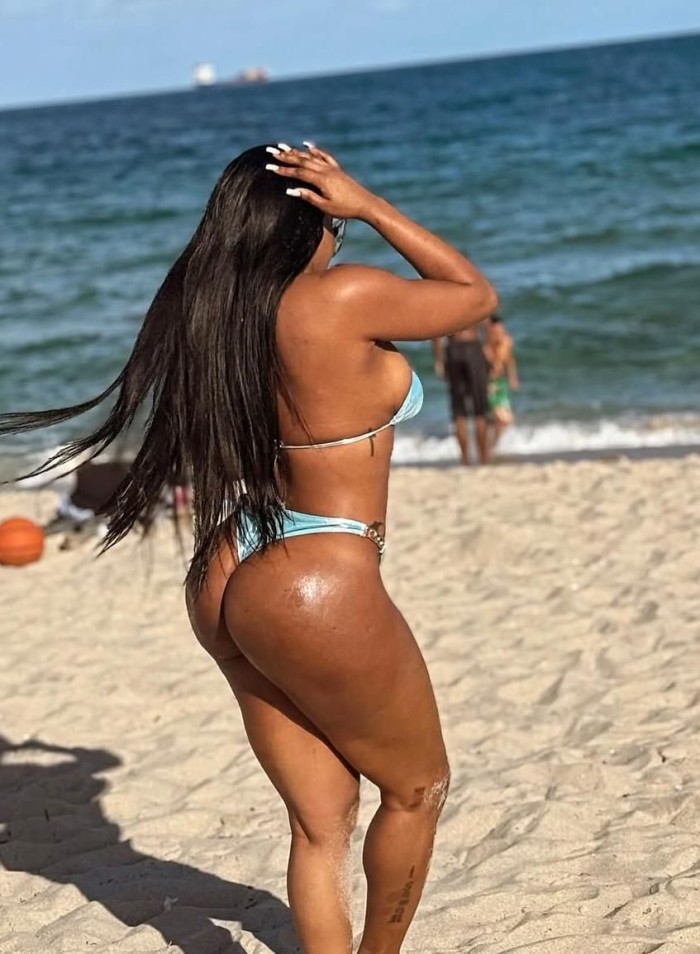 645259007 | NICOL | Chica