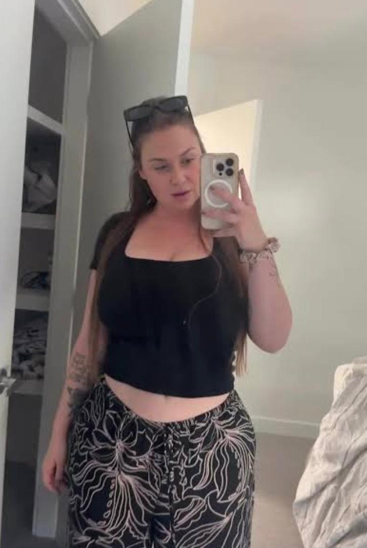 610745780 | TASH | Chica