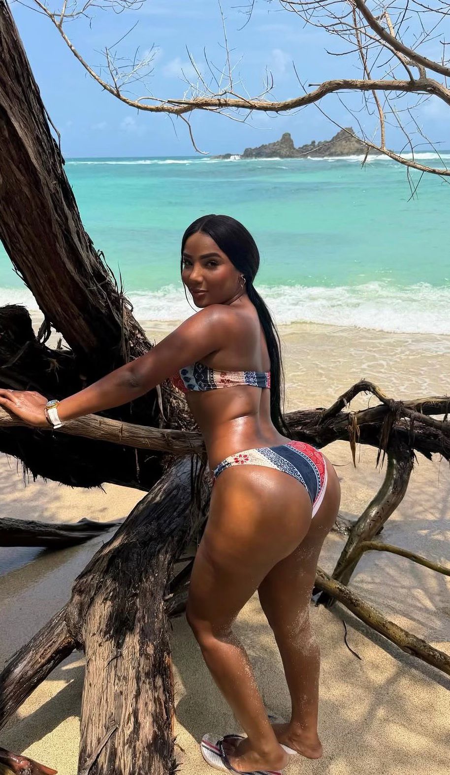 632894535 | NATHALIA | Chica