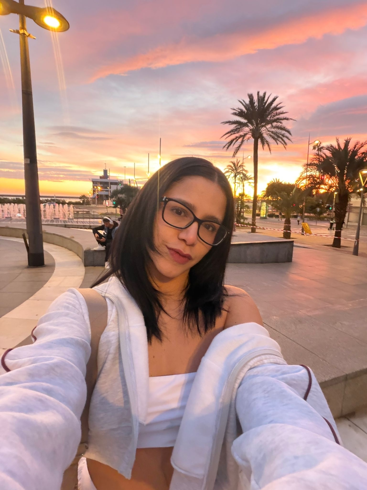 607690245 | LEO | Chica