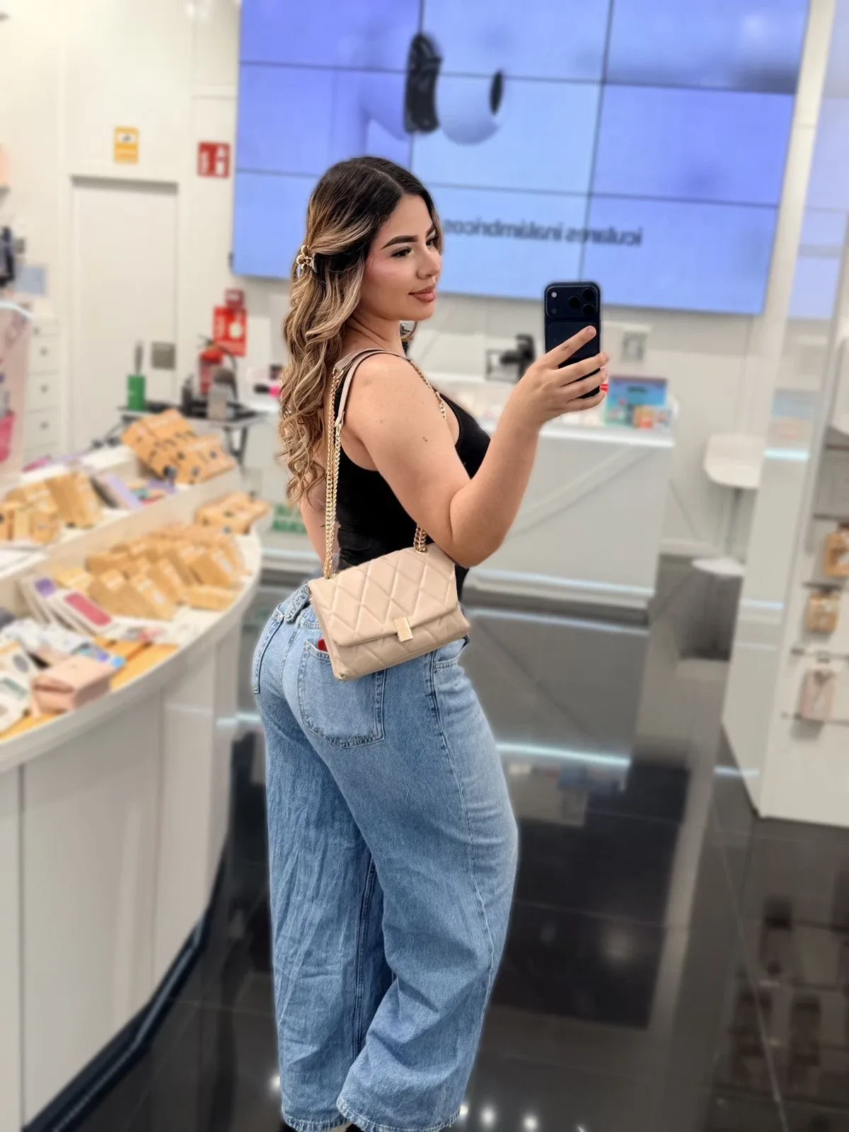 613248493 | MONI | Chica