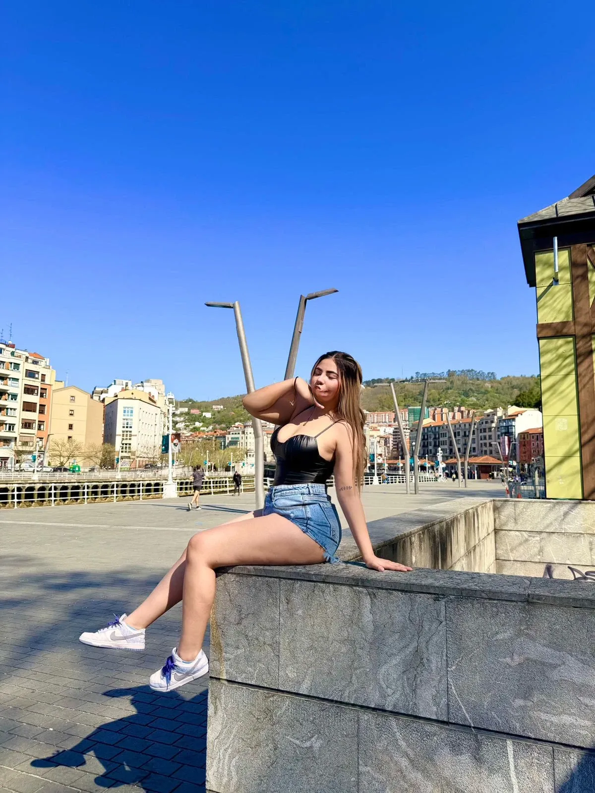 613248493 | MONI | Chica