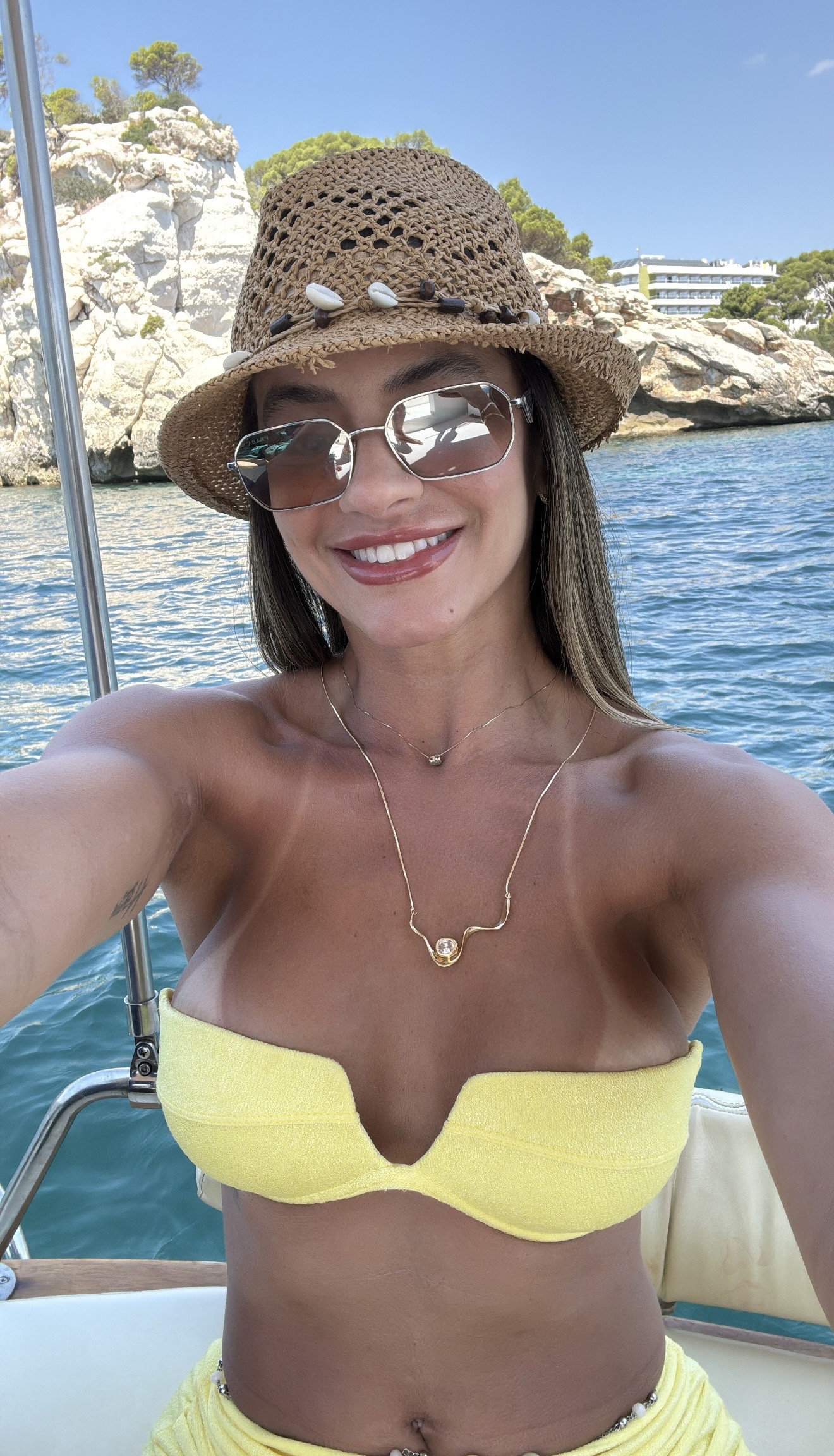 670590849 | NIKOL | Chica