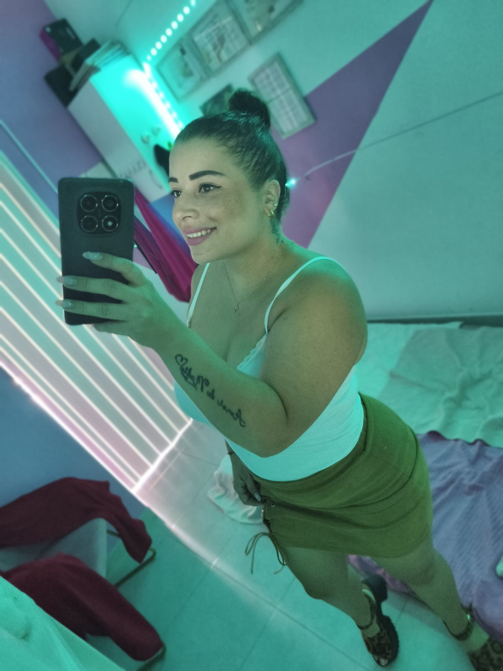 637956898 | COLOMBIANA | Chica