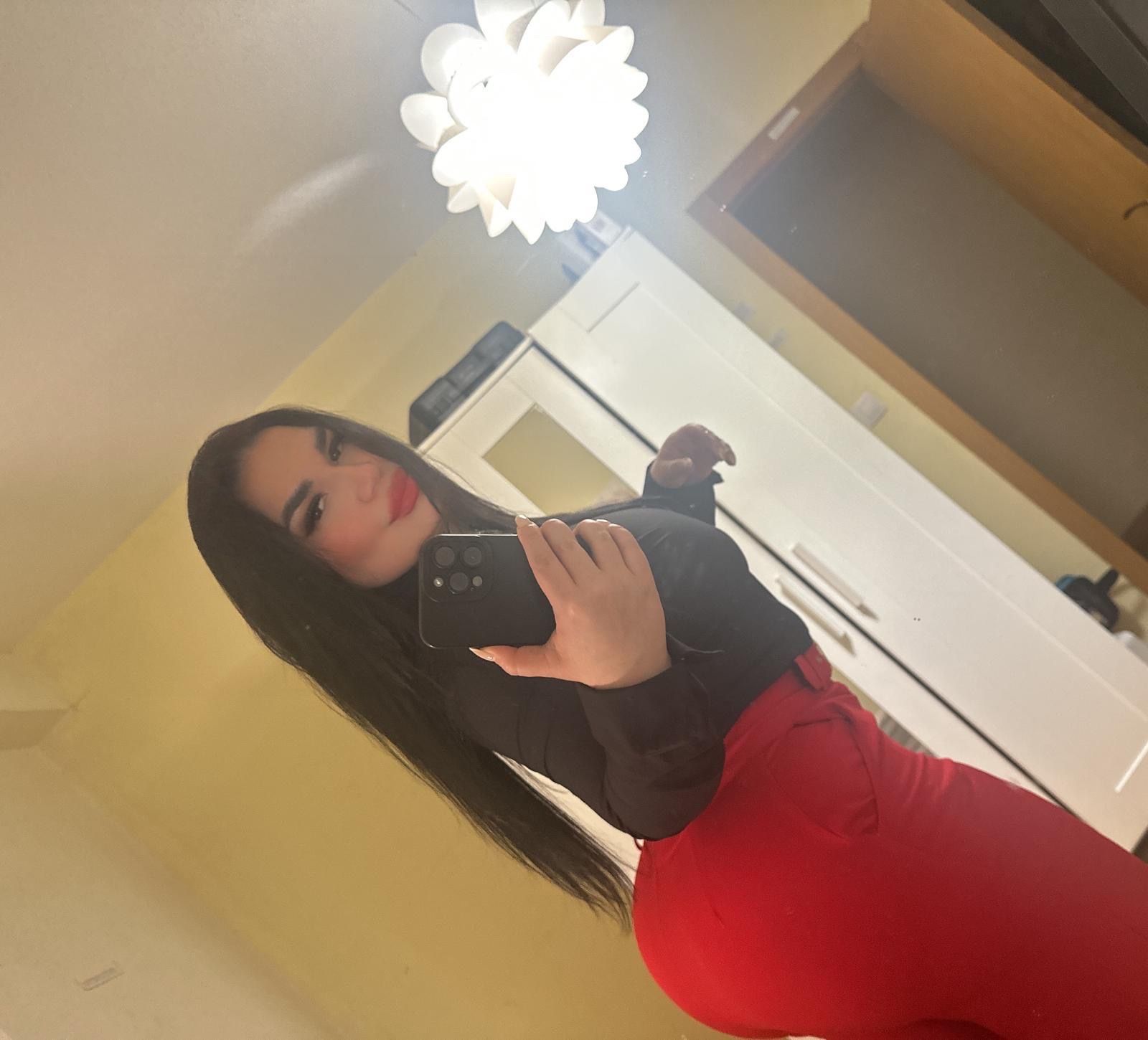 641411447 | HENESSYS | Chica