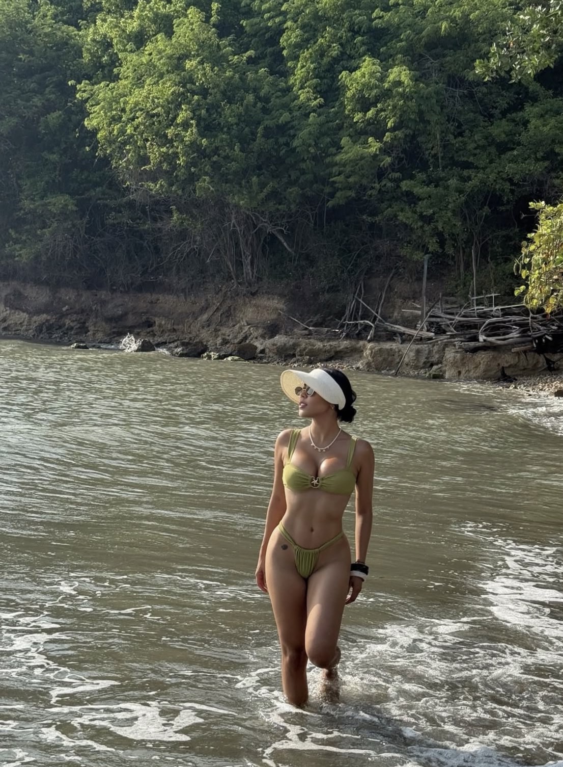 613226566 | SHIRLEY | Chica