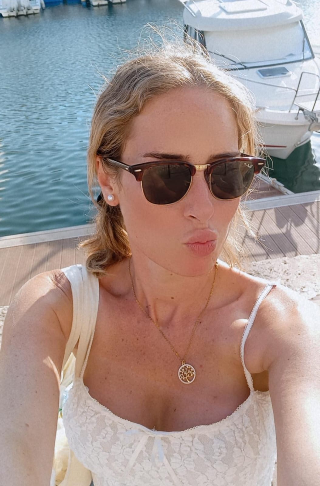 617164894 | LAURA | Chica