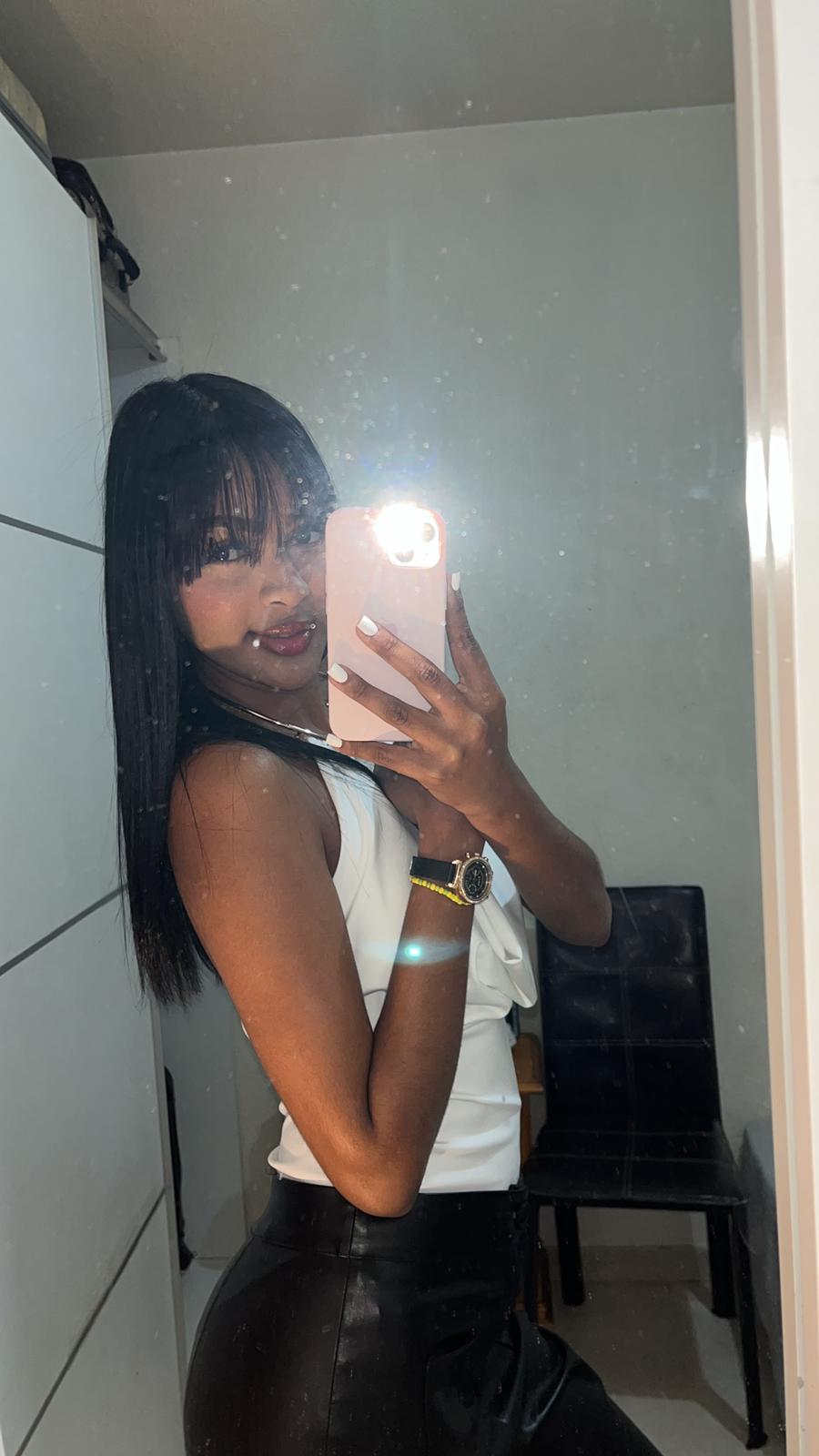 624551411 | CHARLOTT | Chica