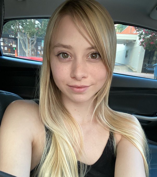 686074185 | LORICE | Chica