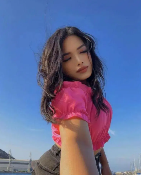 612481770 | SOFI | Chica