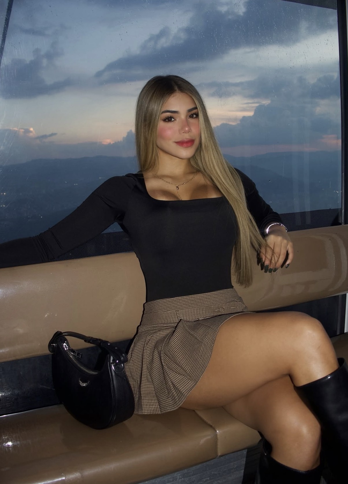 603903575 | DANIELA | Chica