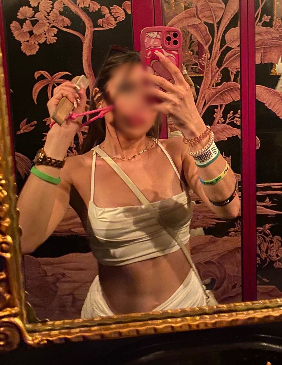 666922567 | PARIS | Chica