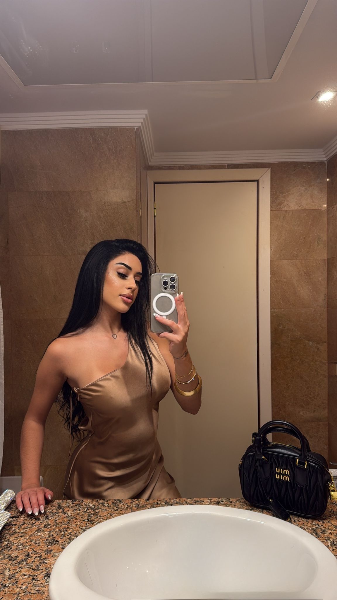 600996697 | LEILA | Chica