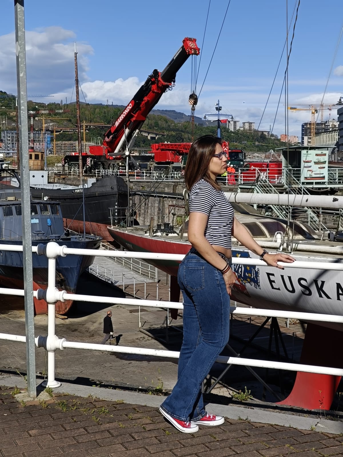 666476143 | LARA | Chica