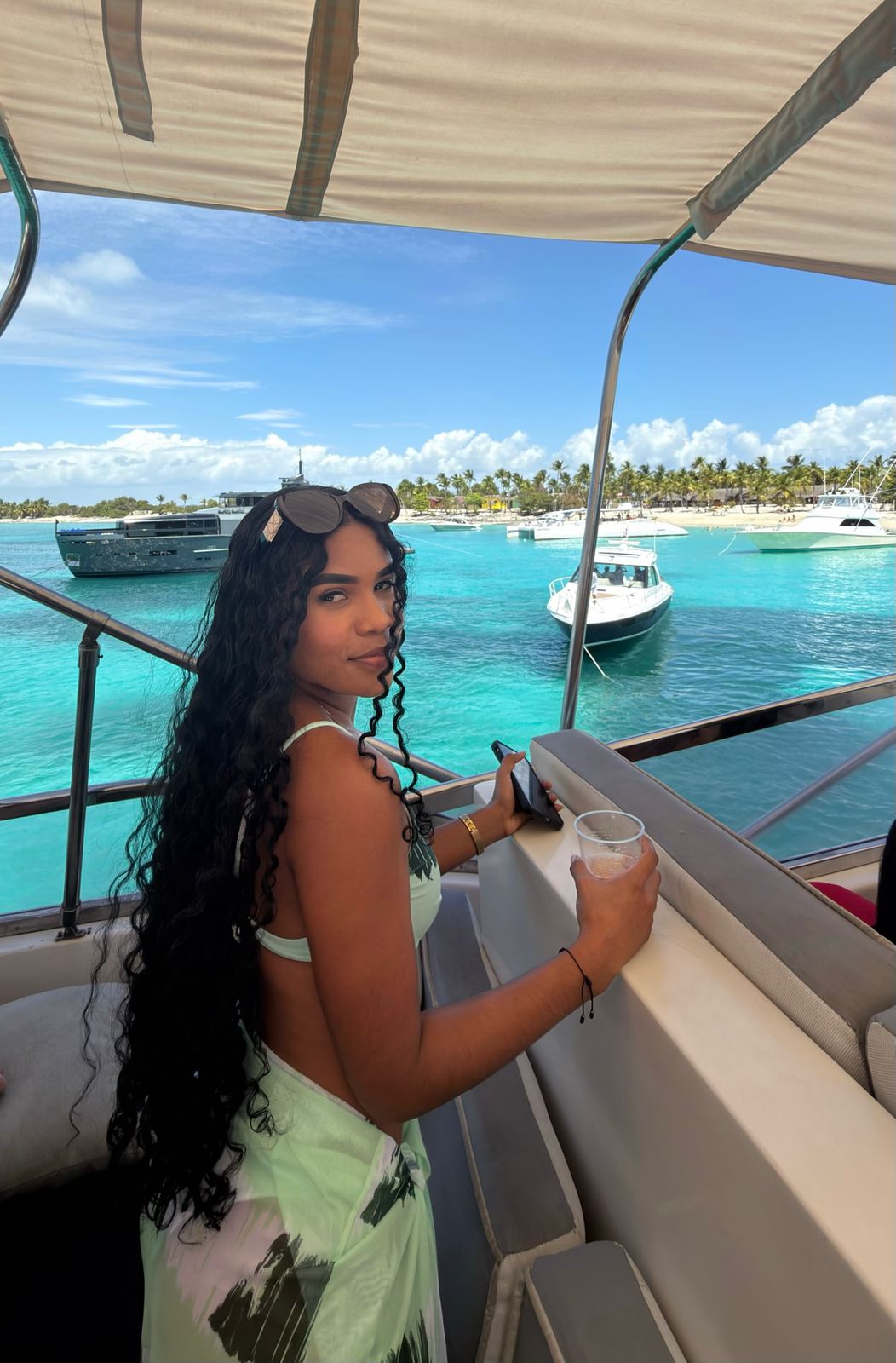 612439593 | ANYE | Chica