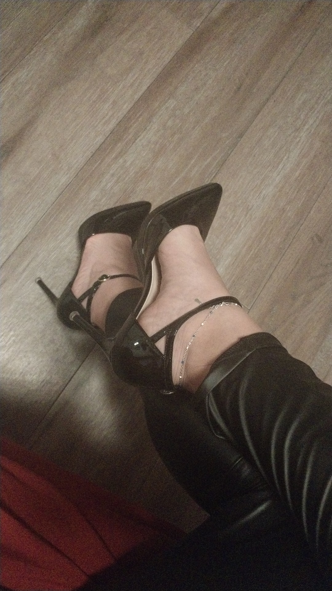 613697839 | HéCATE | Chica