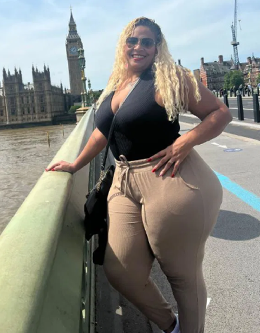 641498198 | SABRINA | Chica