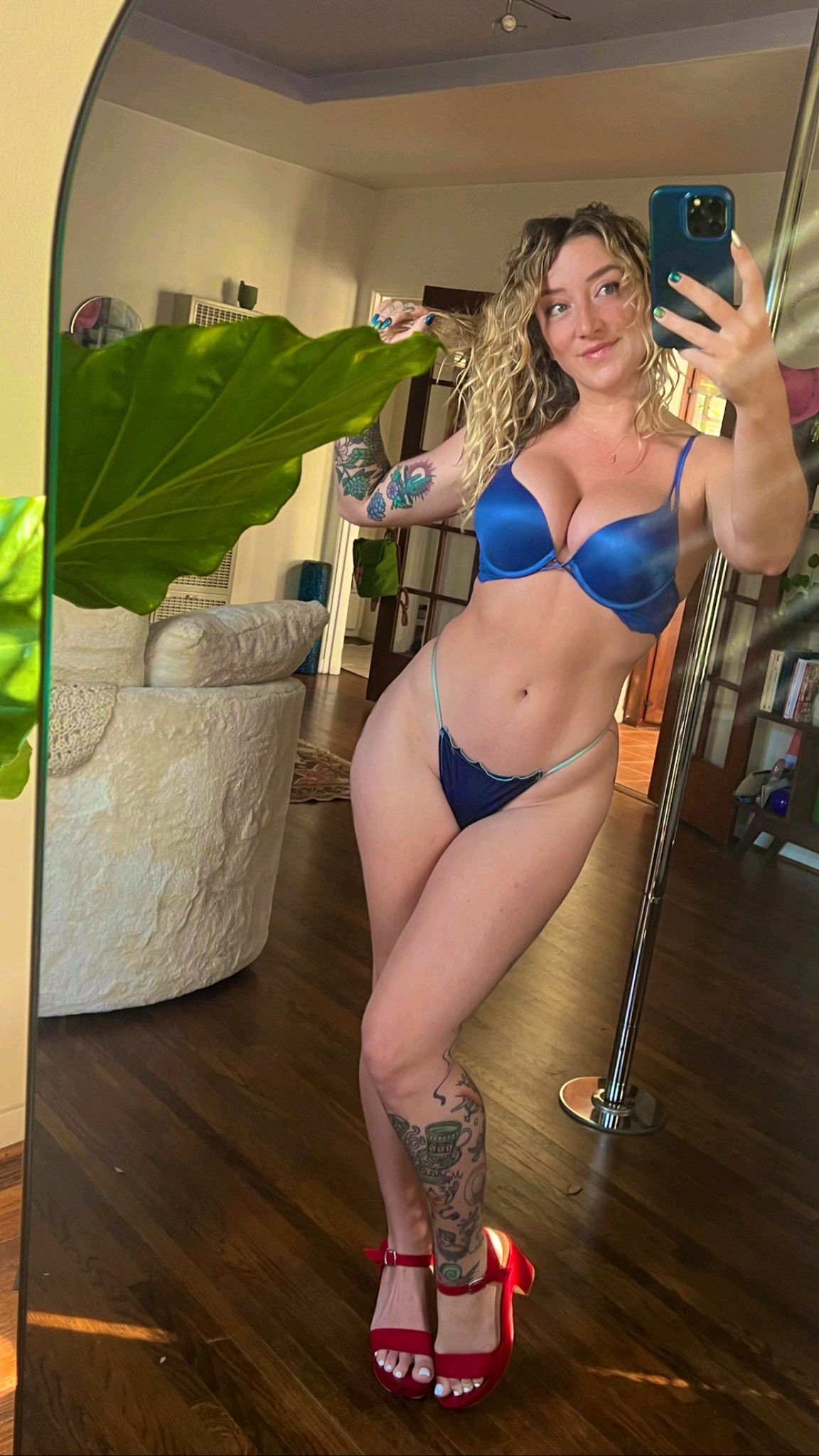 604100440 | ALYSA | Chica