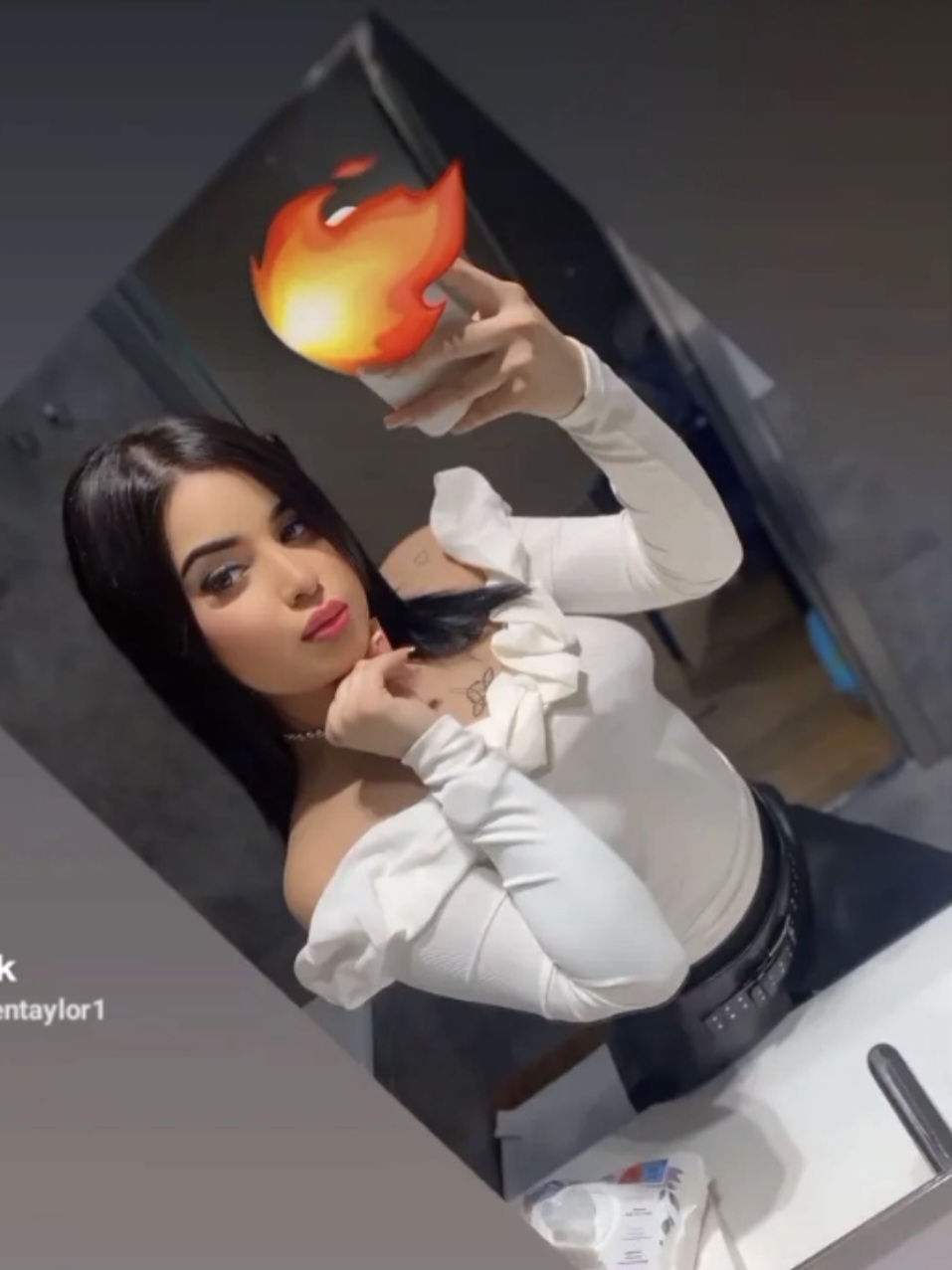 604240778 | CRISTAL | Chica