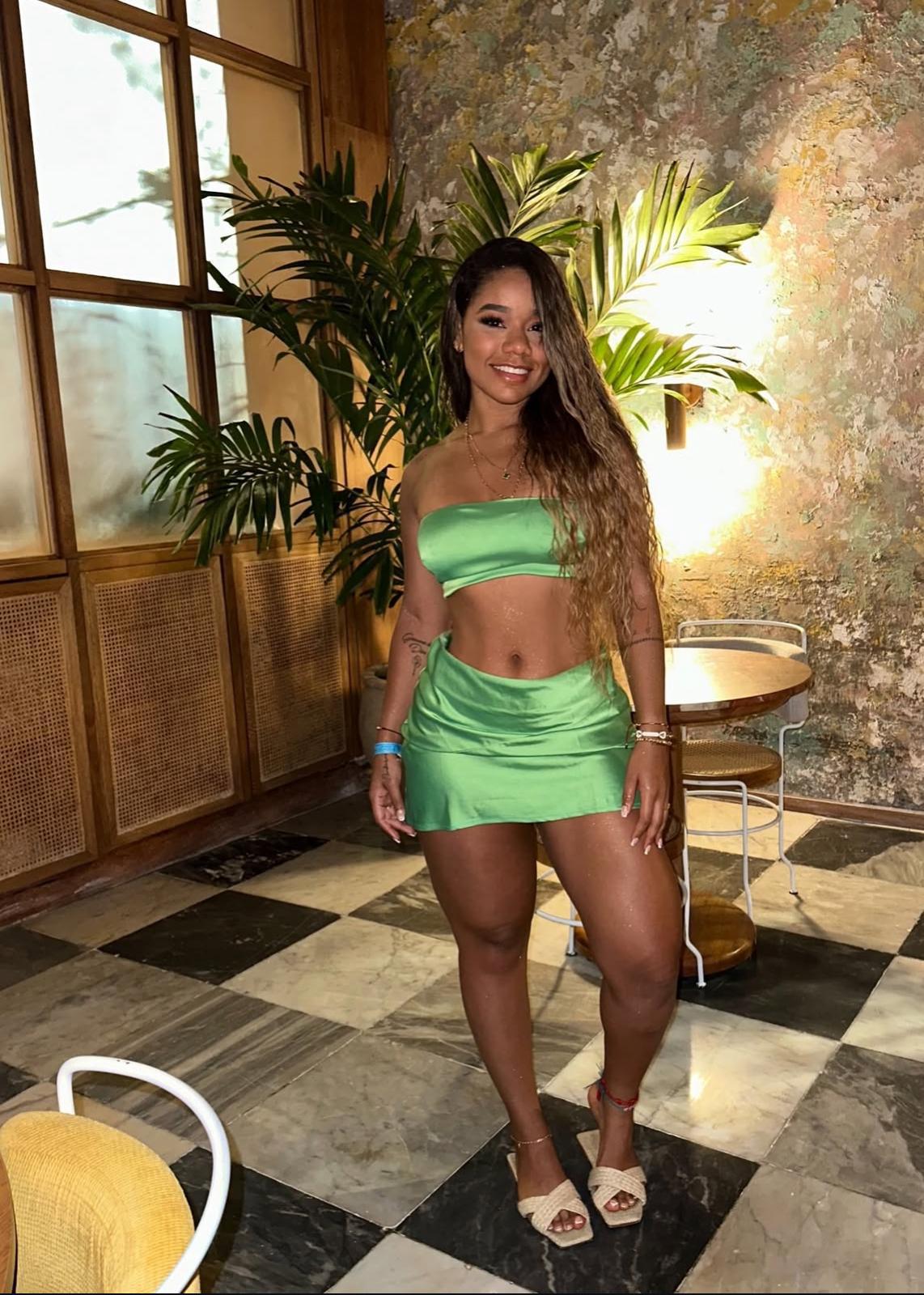 695773718 | KARLA | Chica