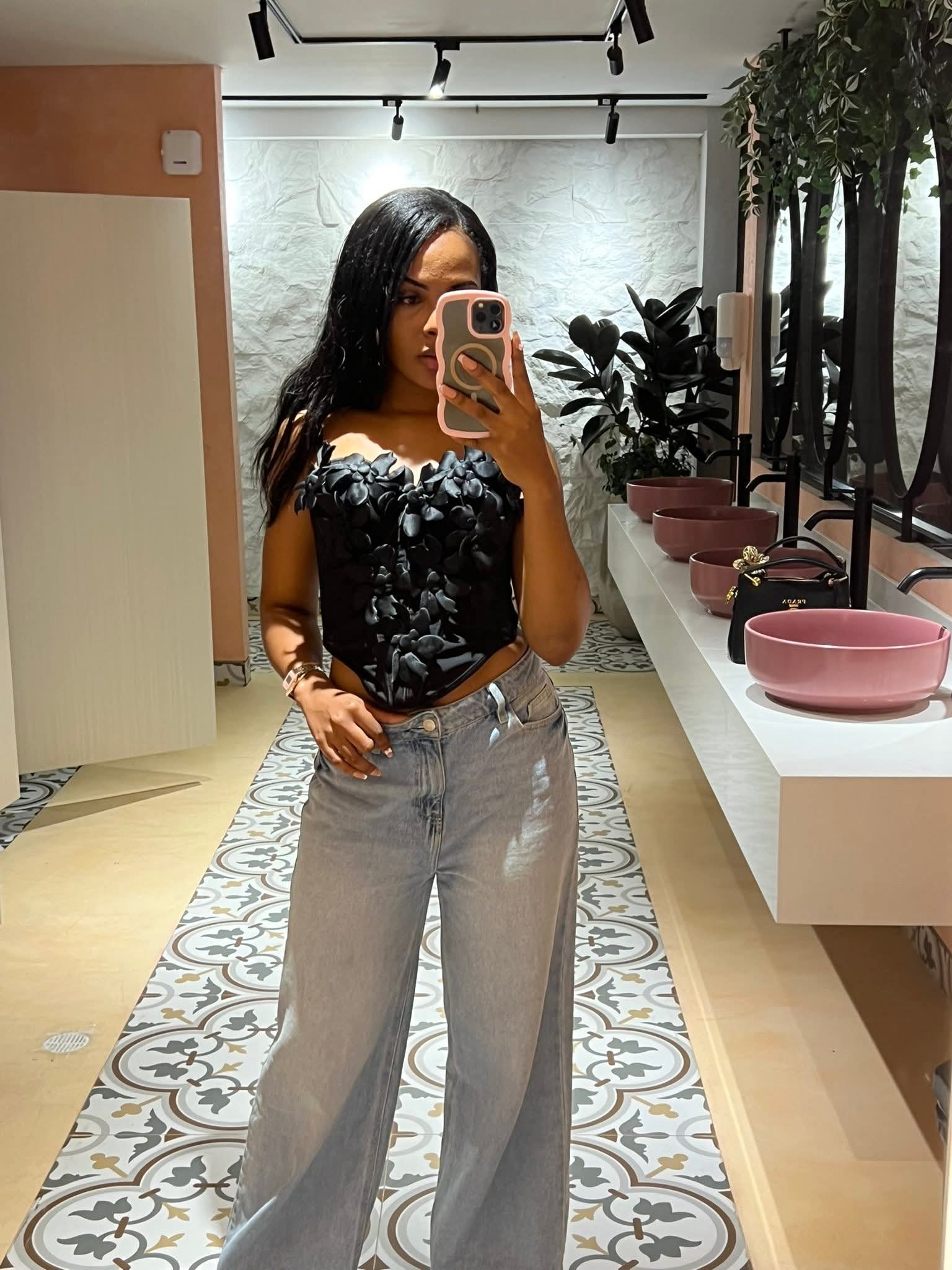 614939981 | KARELIS | Chica