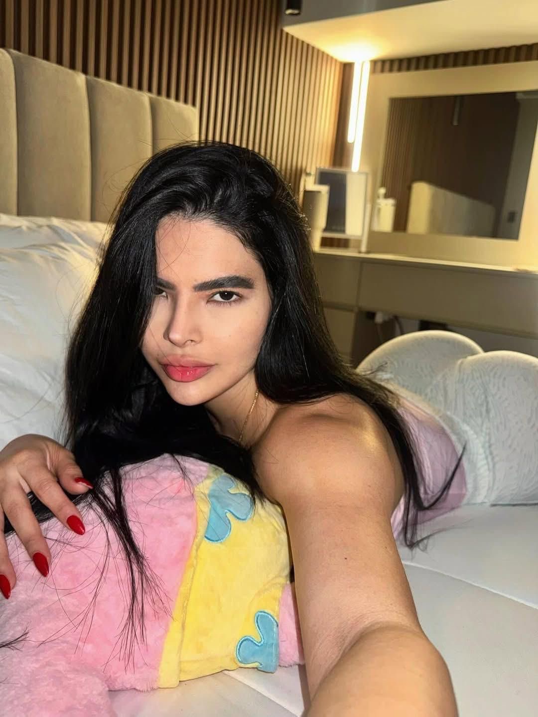 635952043 | HANNA | Chica